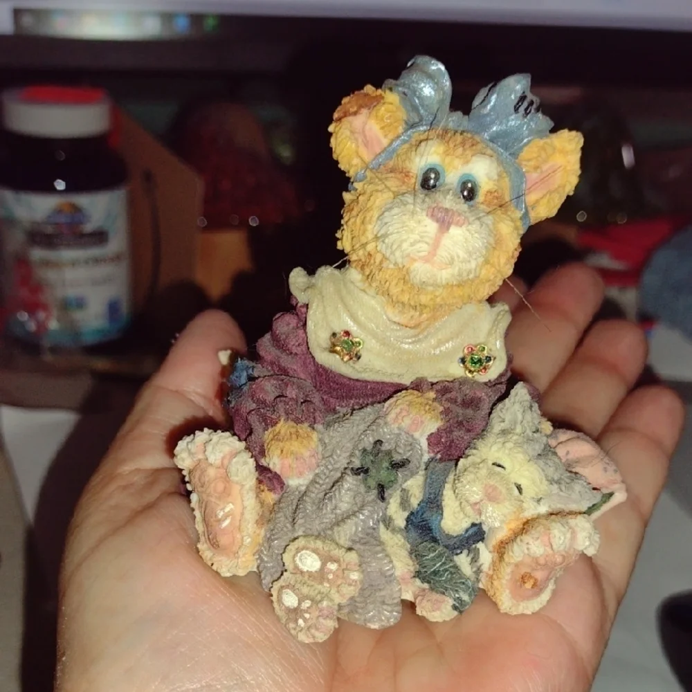 Adorable Cat Figurine with Bow - Picture 2 of 3